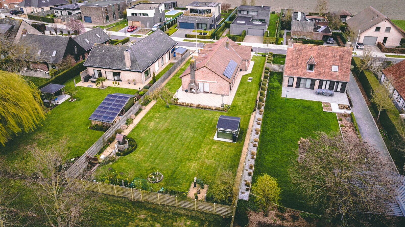 Charmante alleenstaande bungalow met zuidgerichte tuin op ruim perceel in Snaaskerke 
