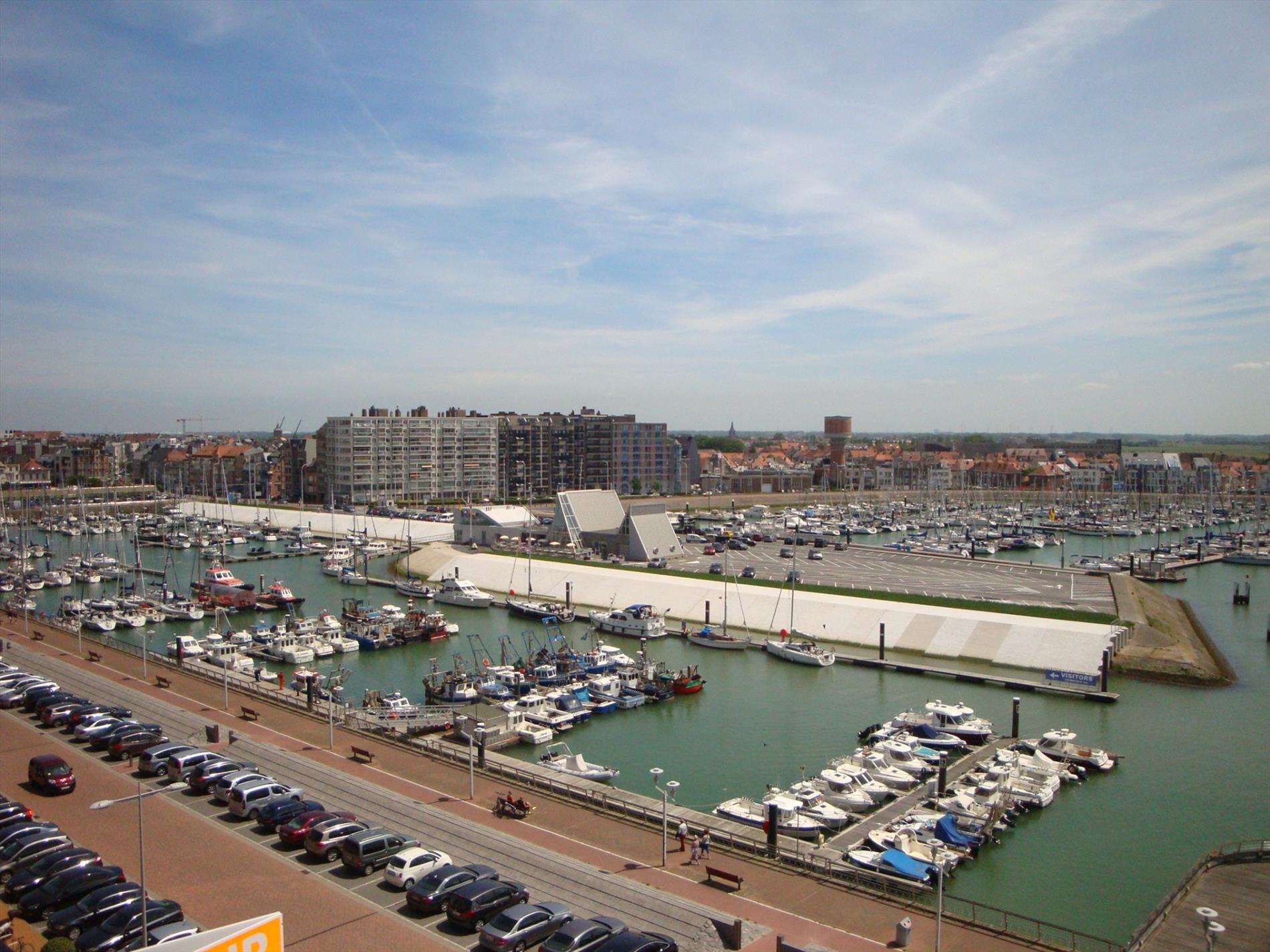 Voll. gerenoveerd 3-slpk HOEKapp. op 7e verd. met havenzicht 