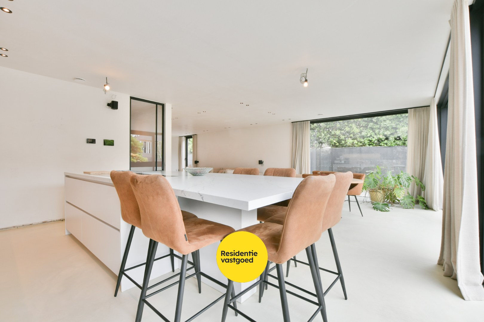 Exclusieve koppelvilla van 348 m² met 6 slaapkamers in rustige woonwijk 