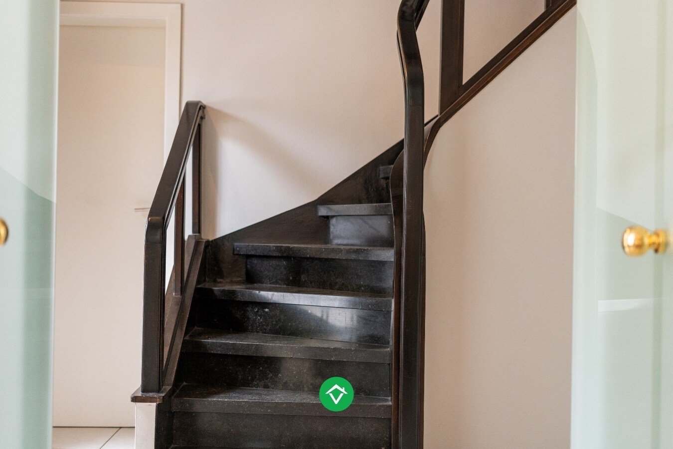 Ruime woning met 7 slaapkamers en loods (320m²) in centrum Roeselare 