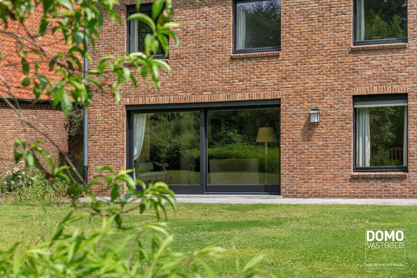 Exclusieve statige open bebouwing met zuid gerichte tuin in het centrum van Kermt (Hasselt) 