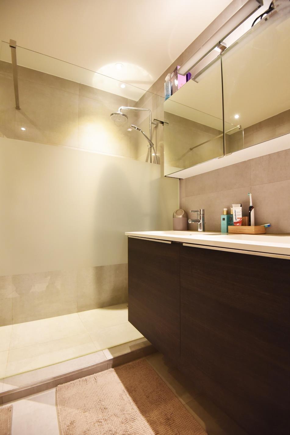 Recent gelijkvloers app. 2 slpks, terras, standplaats en tuin te Lembeke 