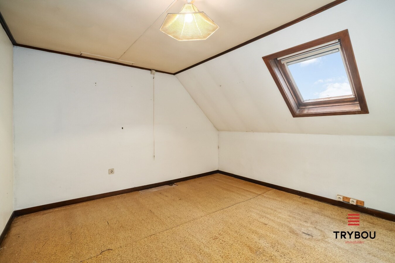 Zongerichte, te renoveren woning op ruim perceel van 618m² 