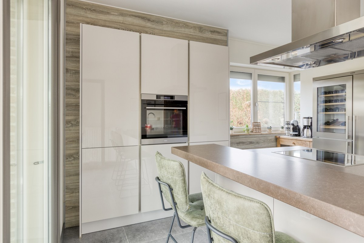 Instapklare villa met 3 slaapkamers, kantoor en garages 