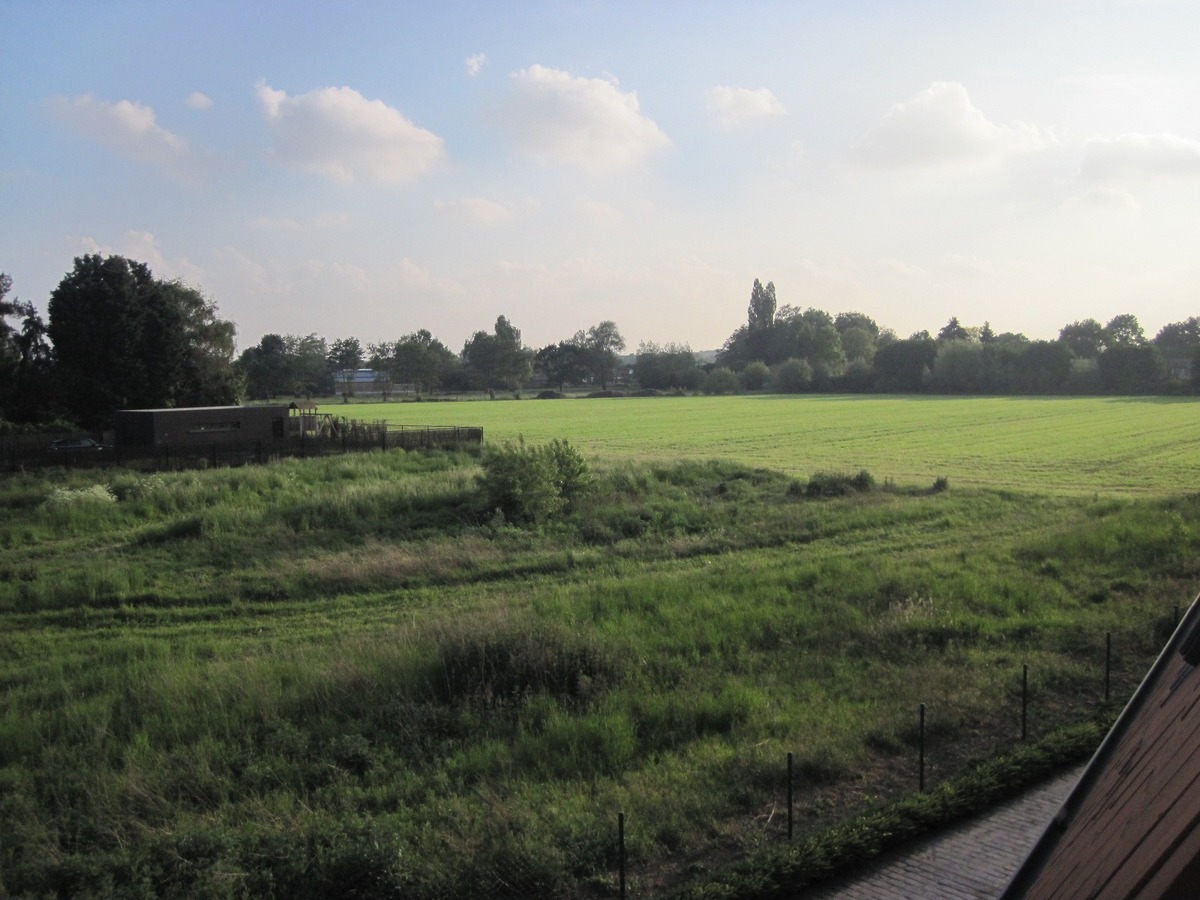 Eigentijds appartement op de 1° verdieping (met terras). Uitstekend gelegen. 