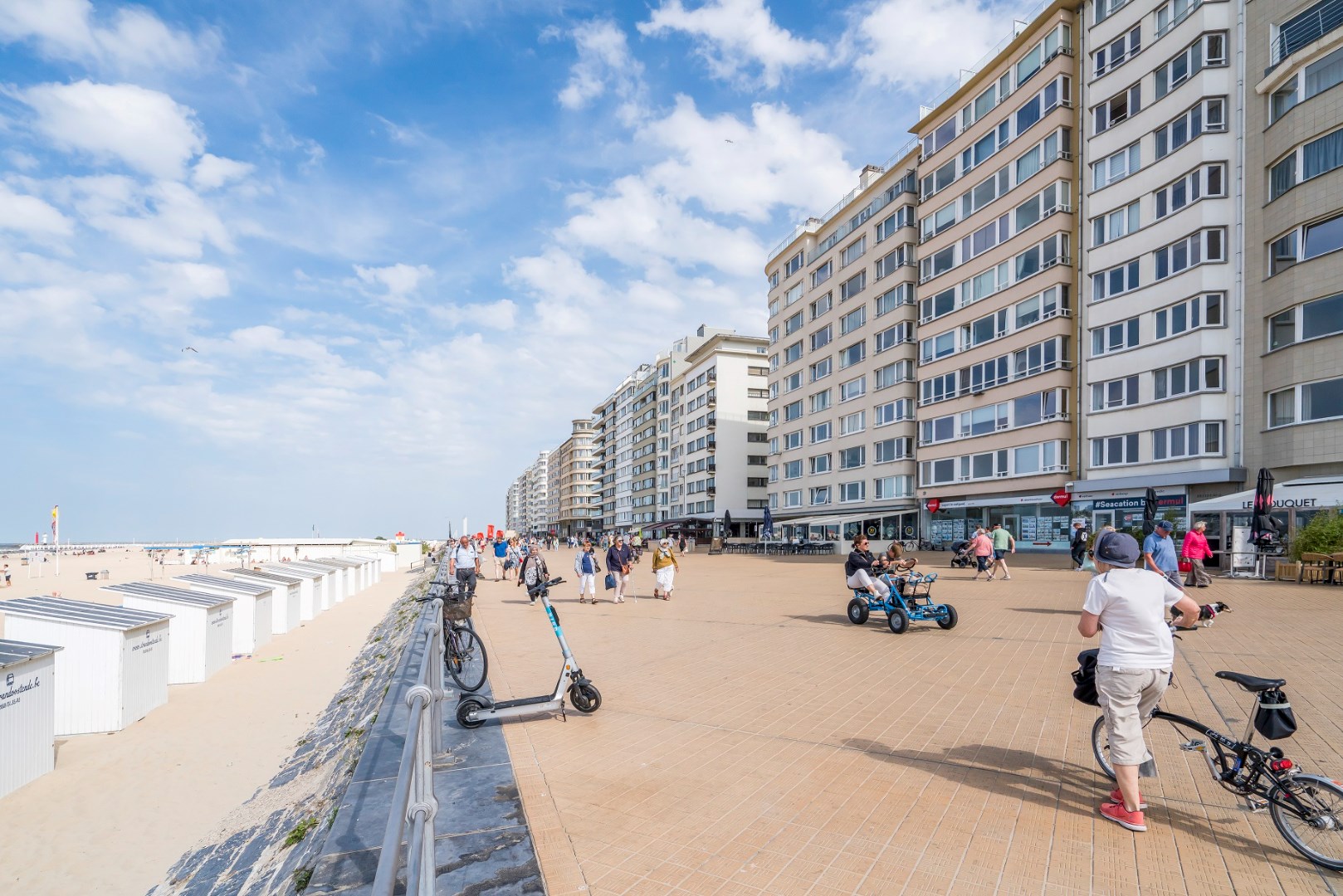 GEMEUBELDE STUDIO MET ZIJDELINGS ZEEZICHT IN CENTRUM OOSTENDE 