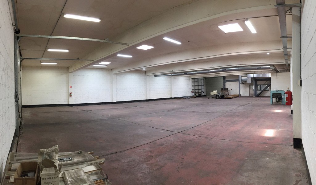 Commercieel gelegen showroom met magazijn te huur in Wetteren