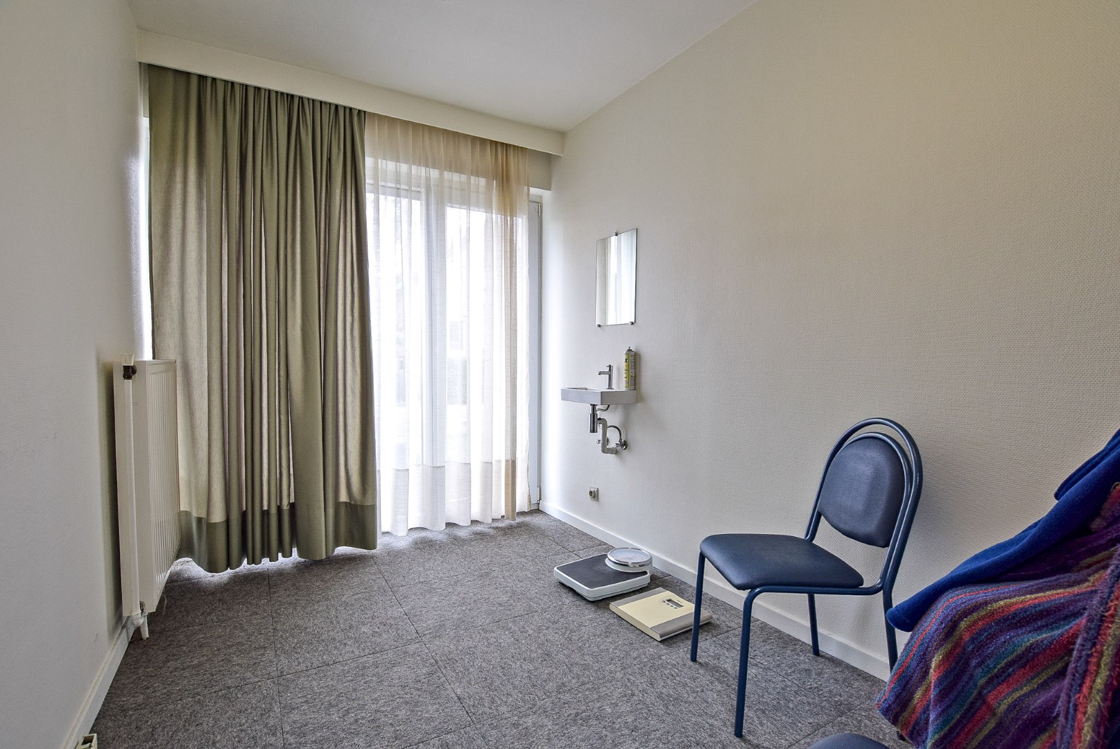 Goed gelegen kantoorruimte / praktijkruimte met woonst te Oostduinkerke op 749m². 