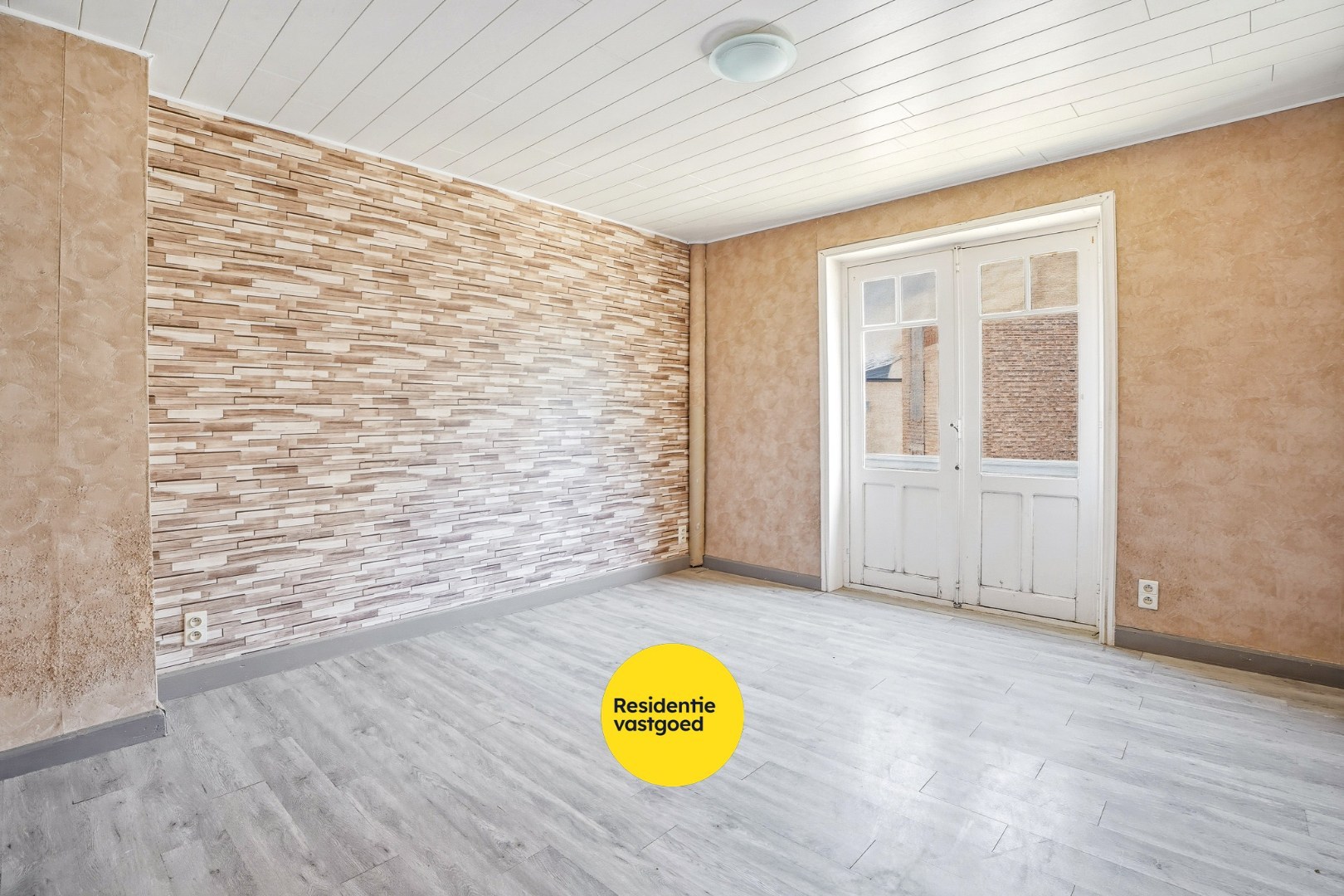 Goed gelegen gebouw op 117m² te De Panne bestaande uit een handelsruimte en woonst. 