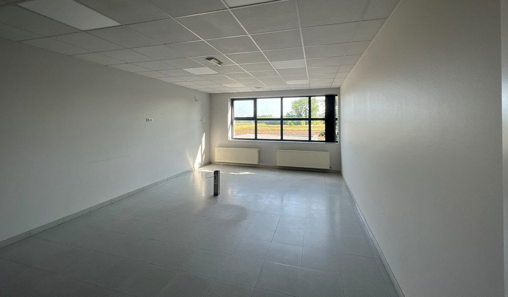 Bedrijfsgebouw met villa te huur langs E17 in Kruisem