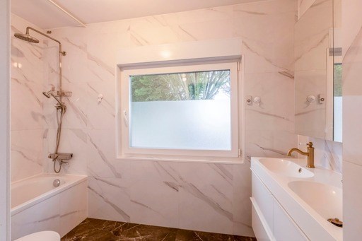 Gerenoveerde gezinswoning met 4 slpks en aangename tuin 