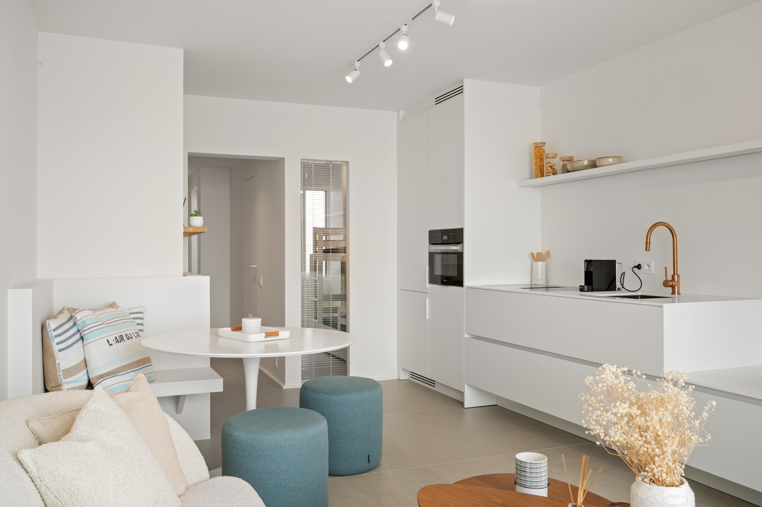 Appartement de vacances confortable et magnifiquement rénové avec vue frontale sur la mer, situé près de la place Rubens. 
