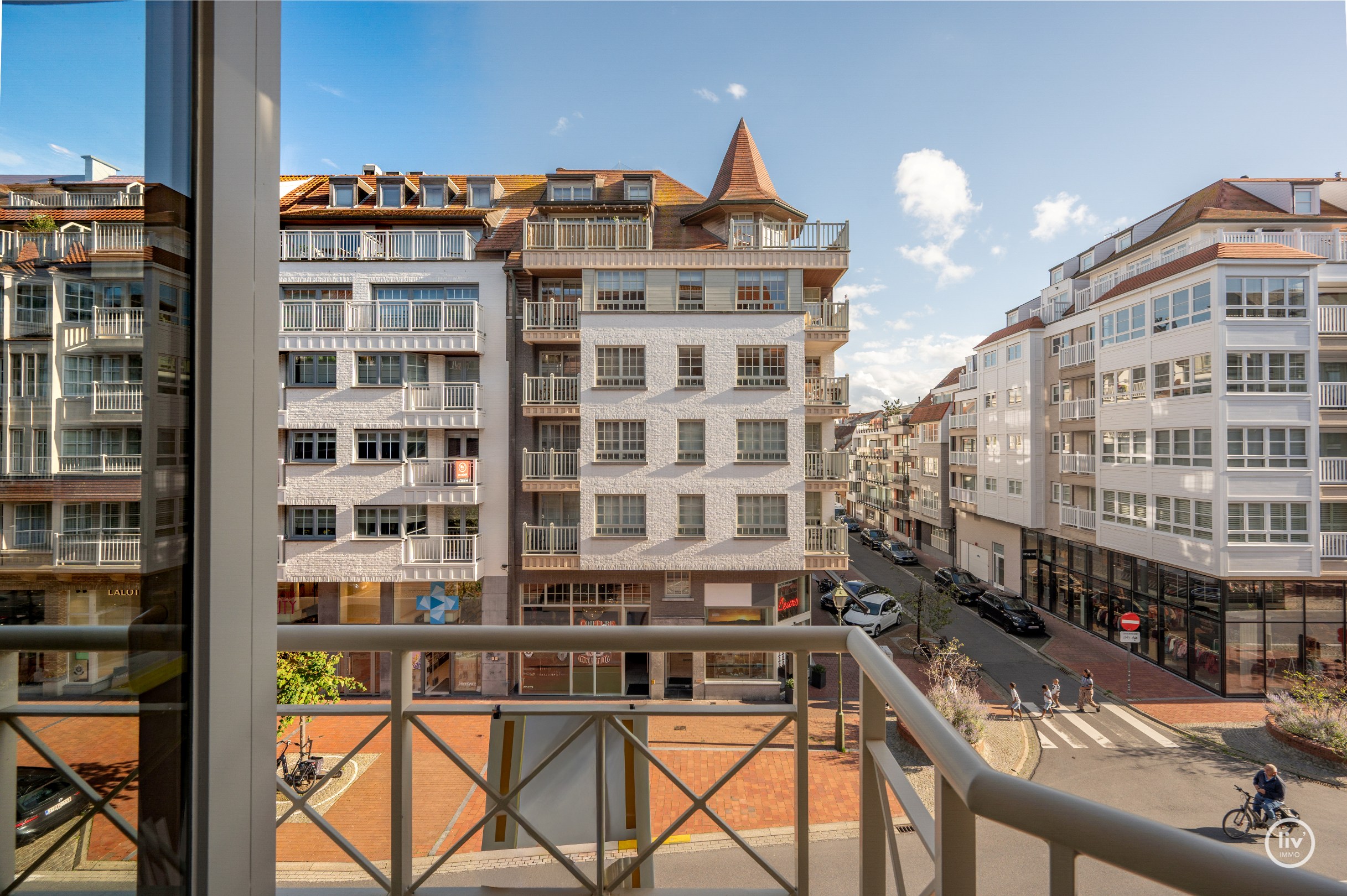 Zonnig en stijlvol vernieuwd appartement met twee slaapkamers op topligging op wandelafstand van de Lippenslaan. 