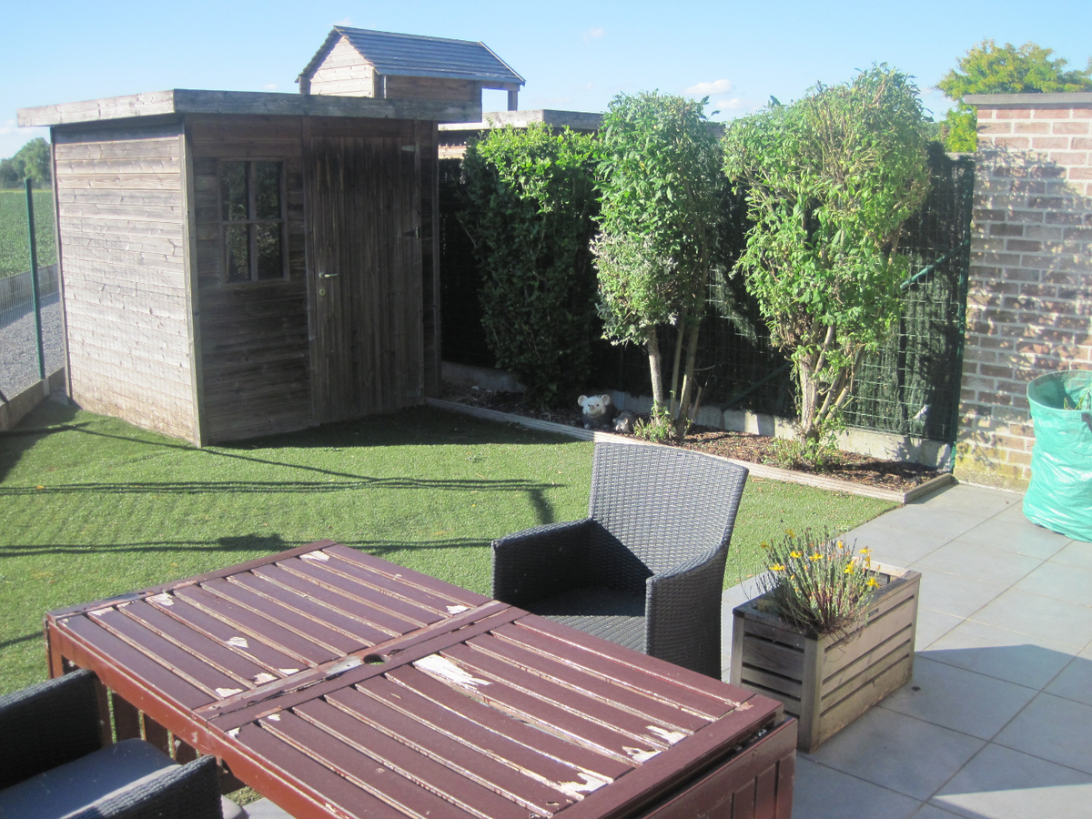 Degelijke woning met terras, tuintje én inpandige garage. 