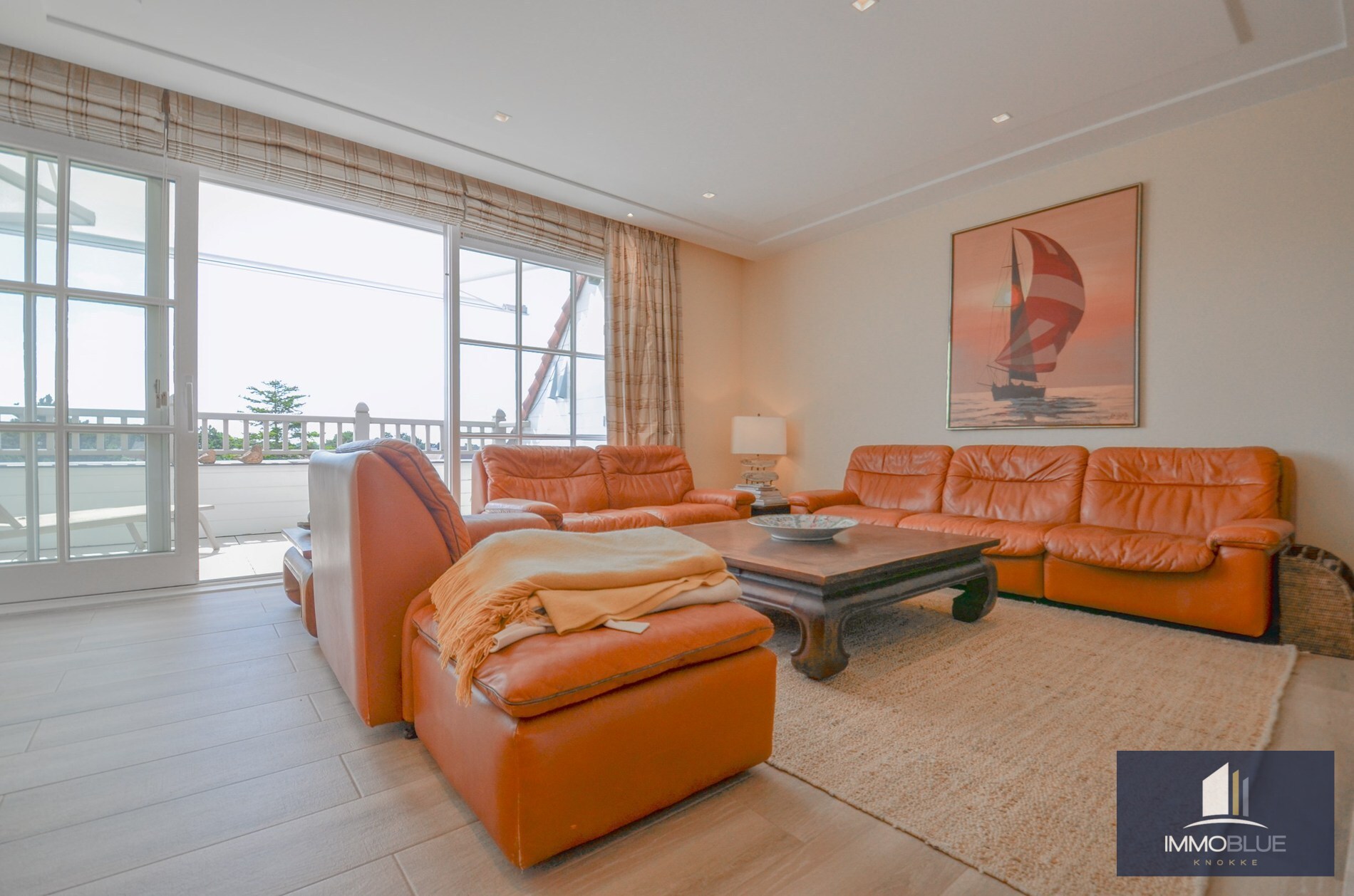 Stijlvol duplexappartement met zonnige terrassen en open zicht op de villa’s van het Zoute. 