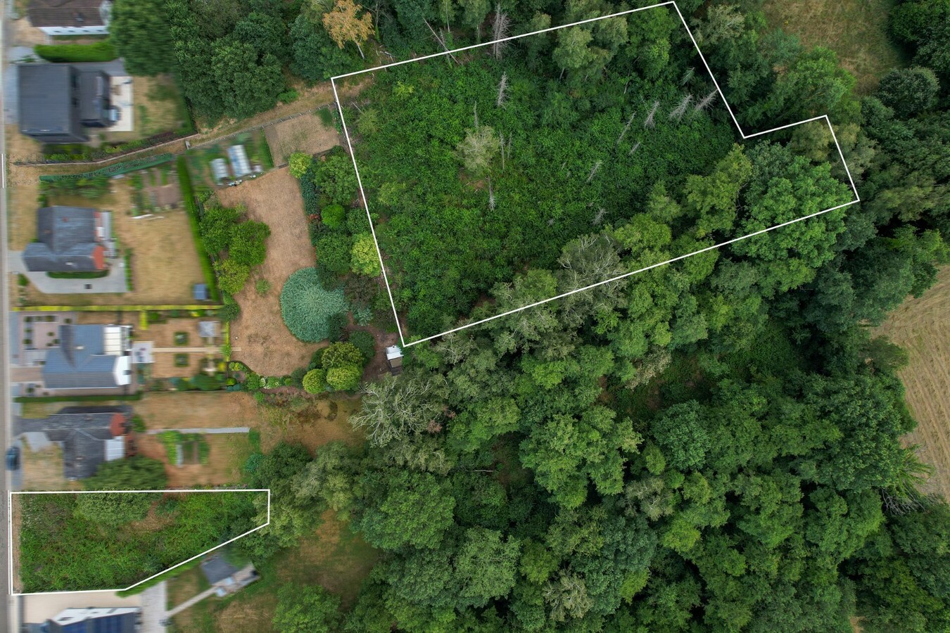 Bouwgrond van circa 8,5 are met een uitzonderlijke straatbreedte van circa 21m 