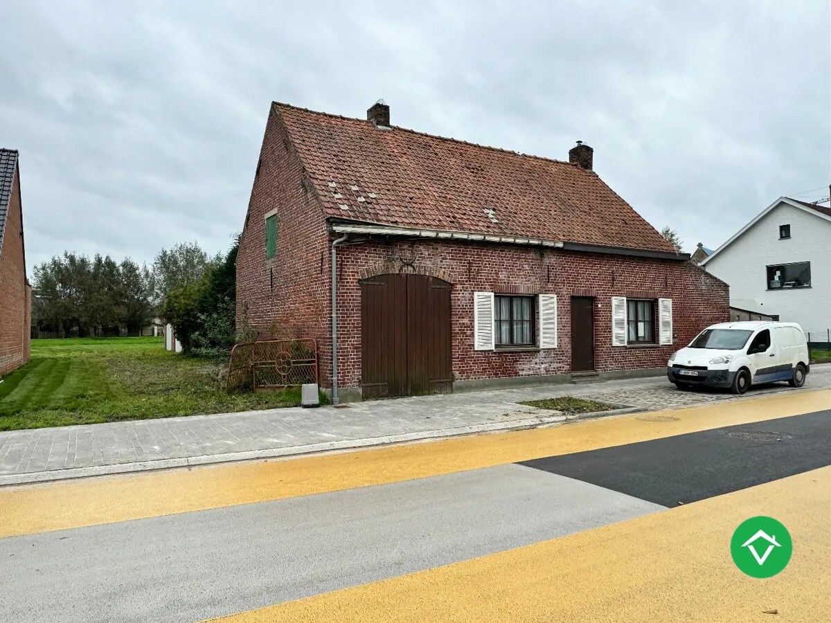 Te renoveren woning met 3  slaapkamers en bijhorend stuk grond te Koekelare 