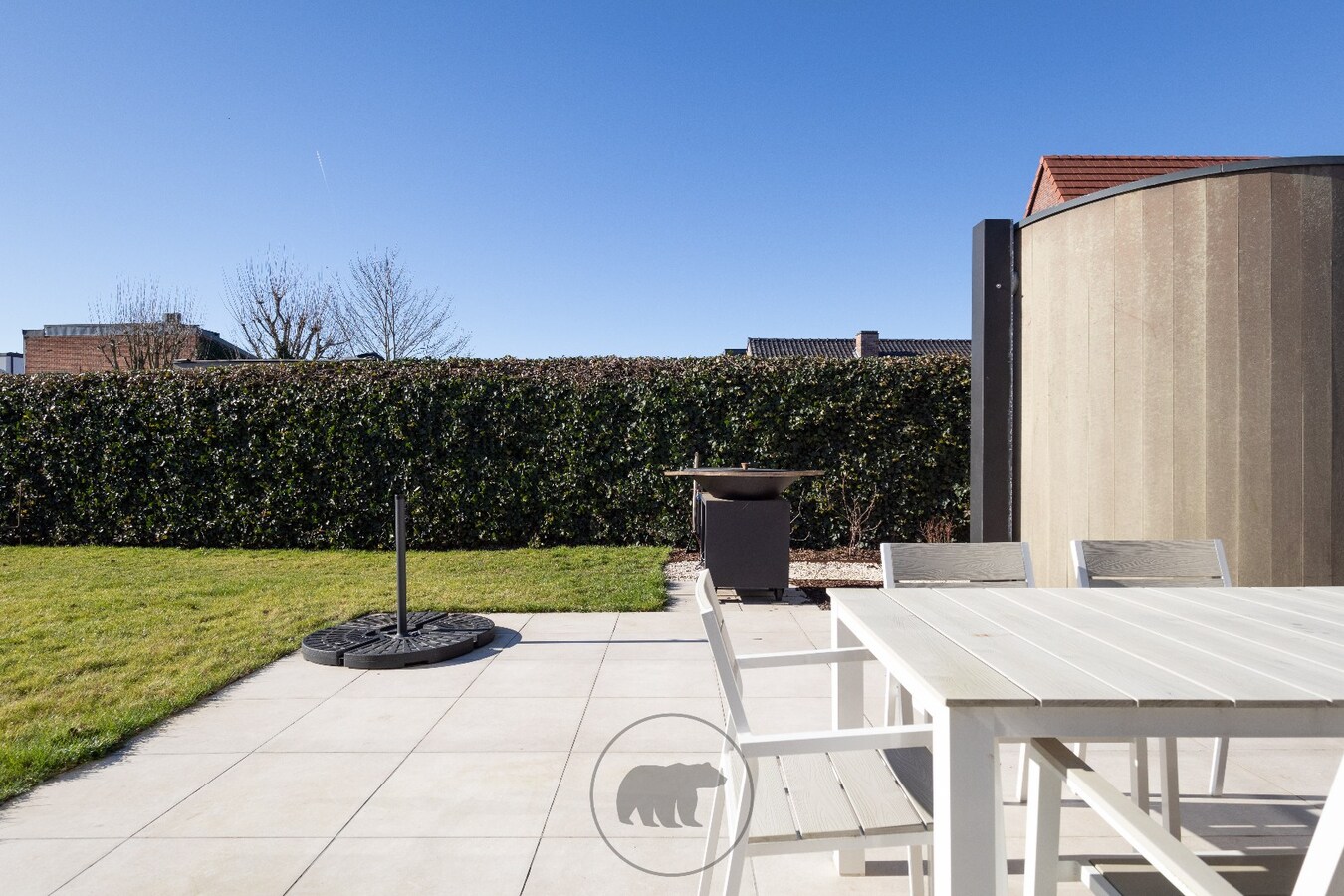 Instapklare en voortreffelijke gezinswoning, zuidgerichte tuin en 4 garageboxen 