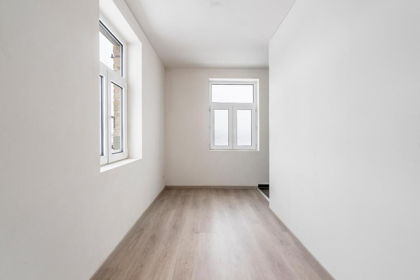 Landelijk gelegen, ruime halfopen woning met garage. 