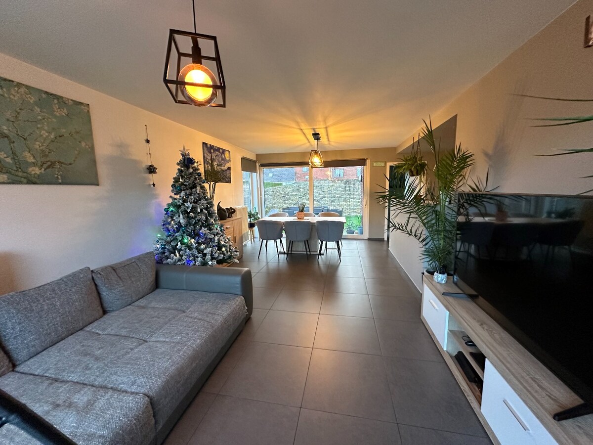 Ruime halfopen woning op het einde van doodlopende straat 