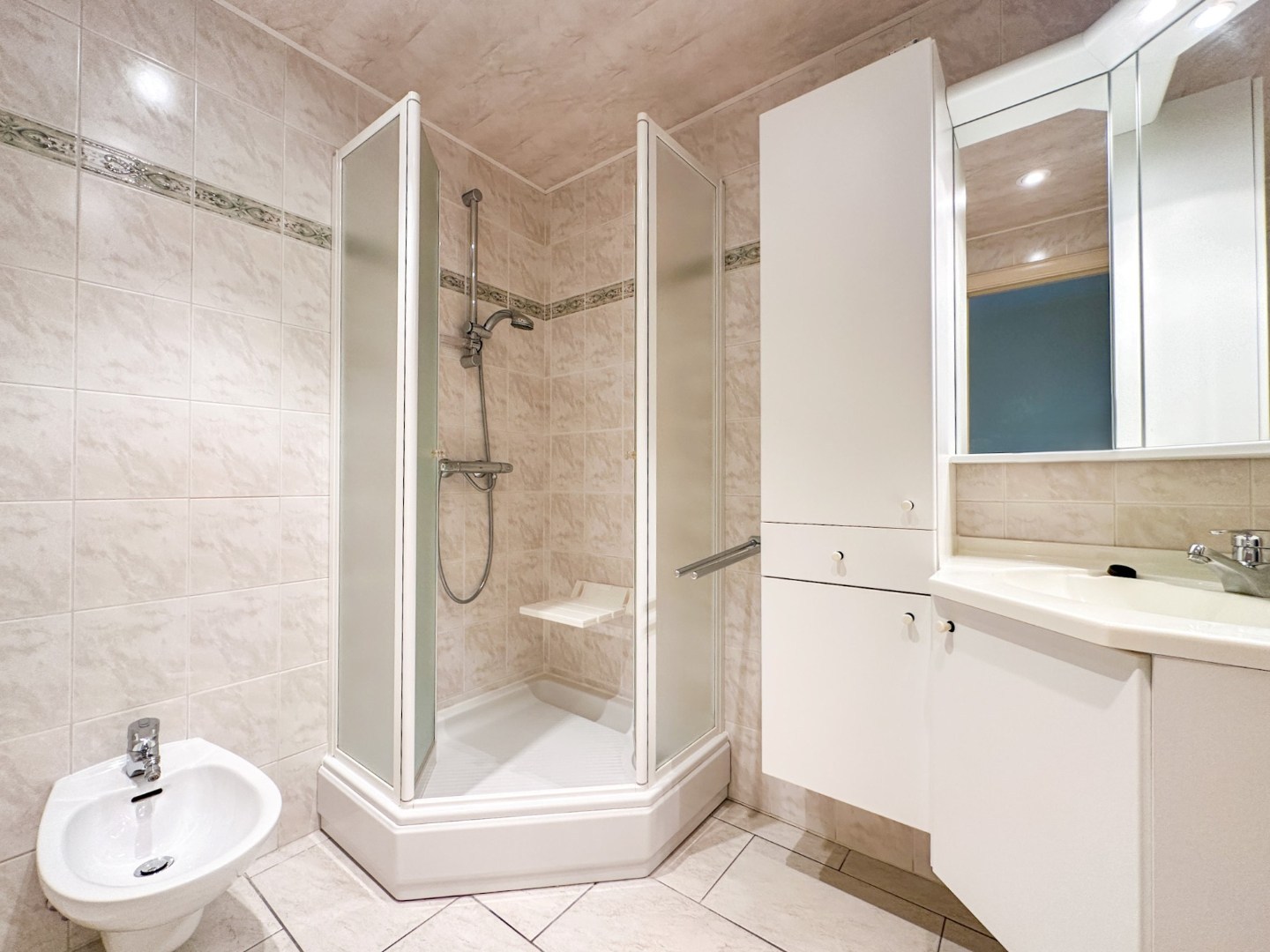 Instapklaar 2-slaapkamer appartement met 2 terrassen (en garage), topligging Torhout. 