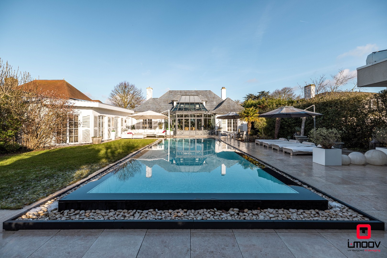 Exclusieve villa met infinity pool en resortgevoel op topligging in Mariakerke 