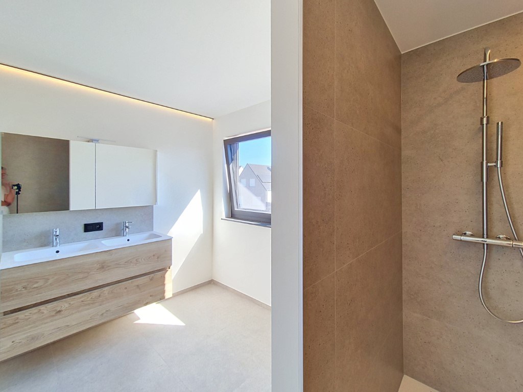 Nieuwbouwwoning met 3 slpk en polyvalente ruimte 