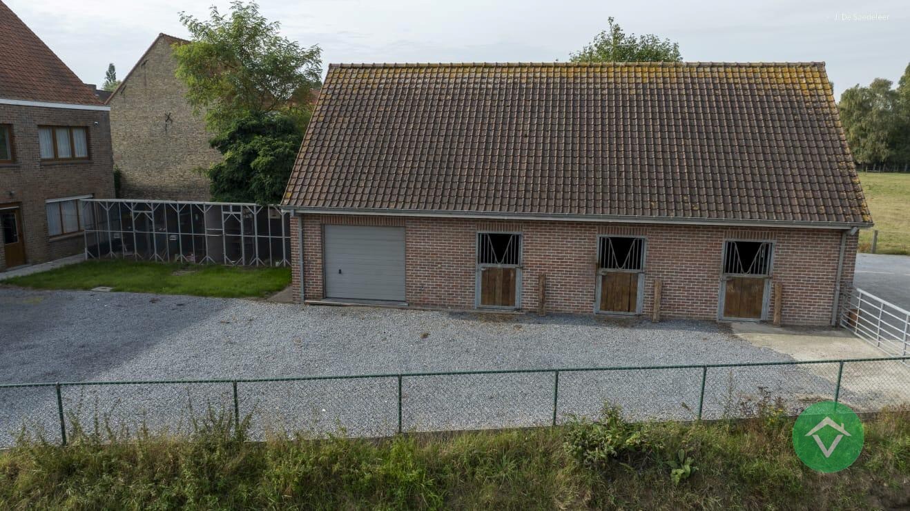 Alleenstaande woning met naastliggend stuk bouwgrond en weide te Eernegem 