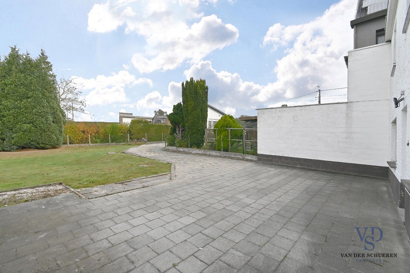 Te renoveren woning met uniek uitzicht op de omliggende akkers 