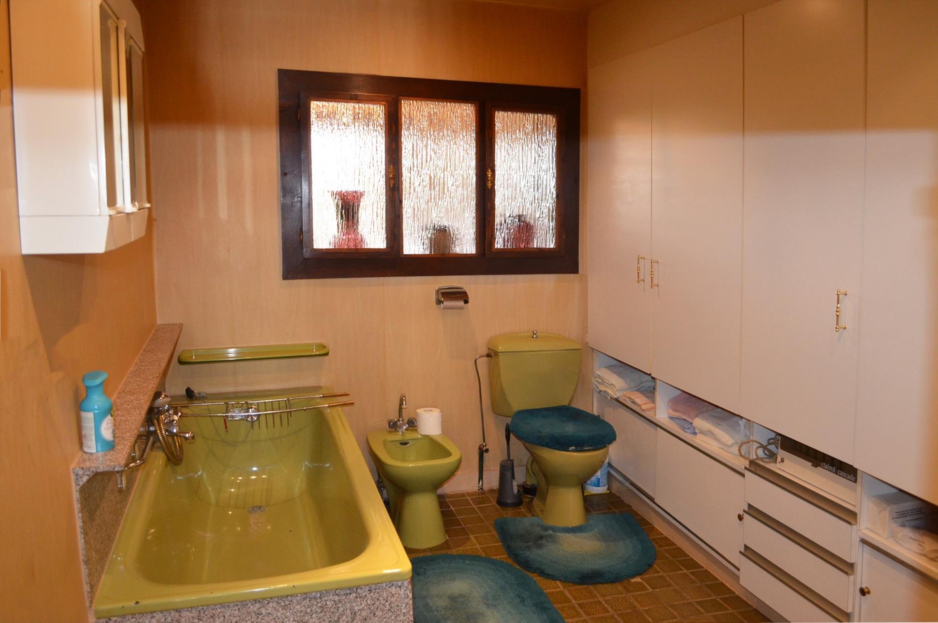 Rijwoning met 2 slpks,  ruime zolder (mogelijk 3de slpk)  &amp; zonnige tuin te Eeklo 