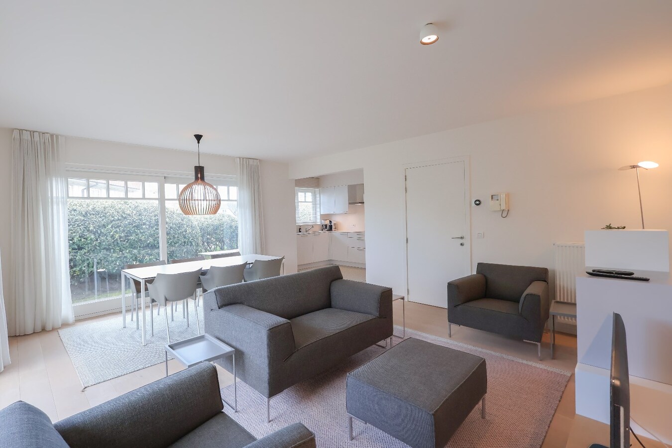 Modern 2slpk-appartement met privé tuin op wandelafstand van het strand 