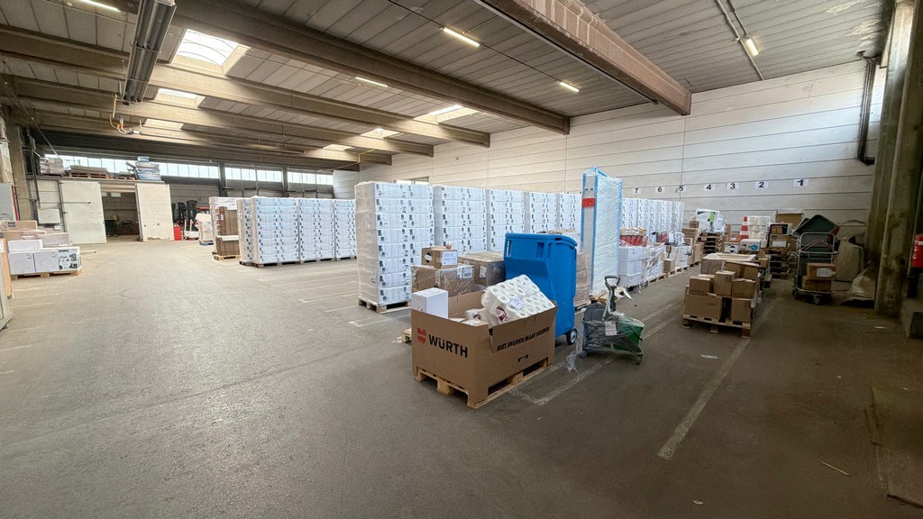 Magazijn met loskades en kantoor te huur vlakbij haven van Antwerpen