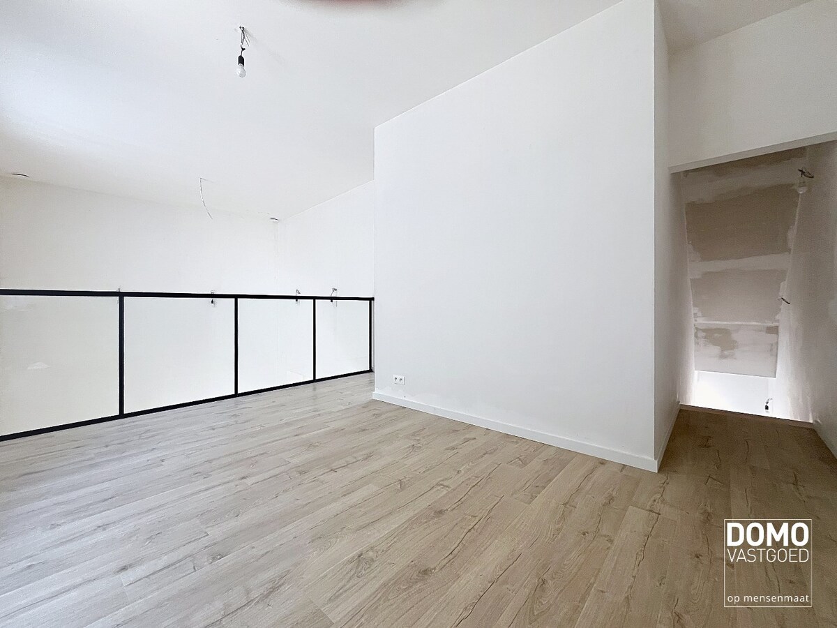 PRACHTIG GERENOVEERDE, LICHTRIJKE WONING MET 3 SLAAPKAMERS, 2 BADKAMERS, EEN ZONNIGE TUIN EN 2 PARKEERPLAATSEN TE GINGELOM (MIELEN-BOVEN-AALST) 