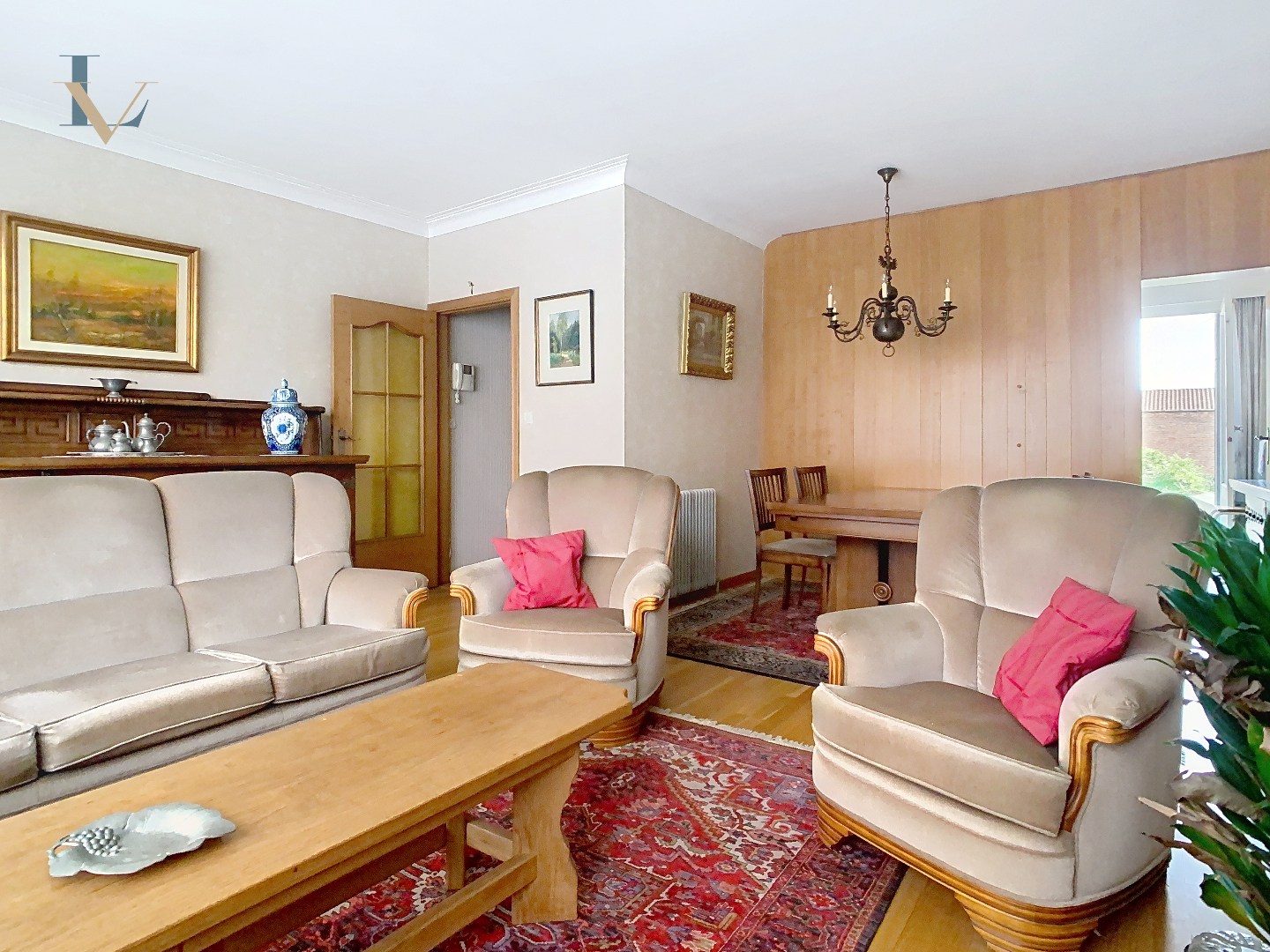 Te renoveren woning met groot potentieel in hartje Merksem! 