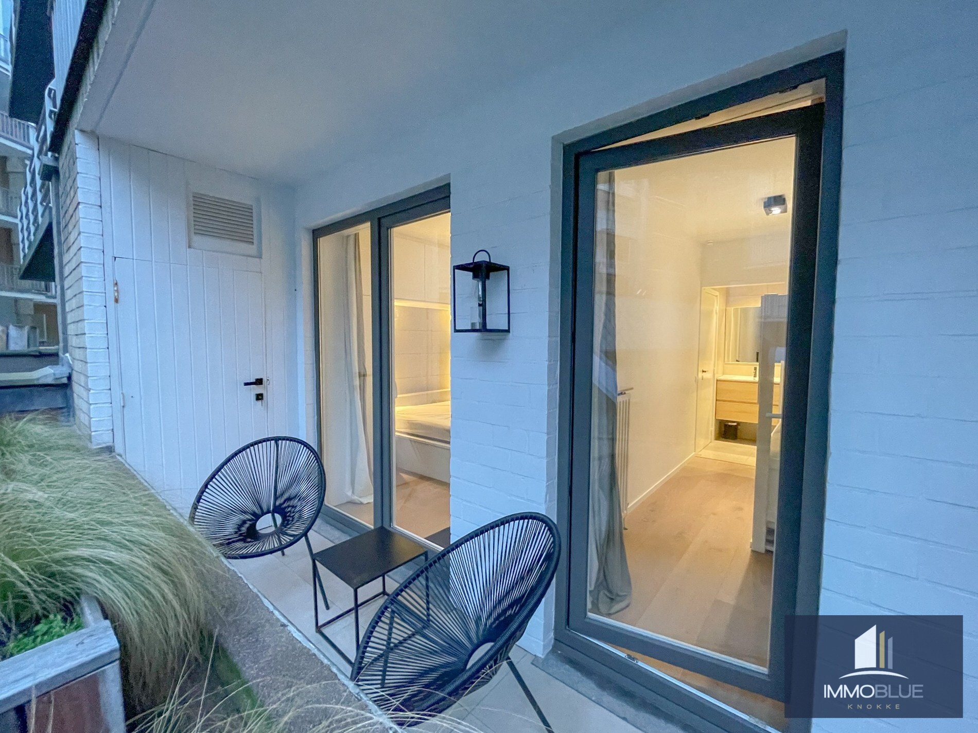 Appartement entièrement rénové, situé à deux pas de la mer. 