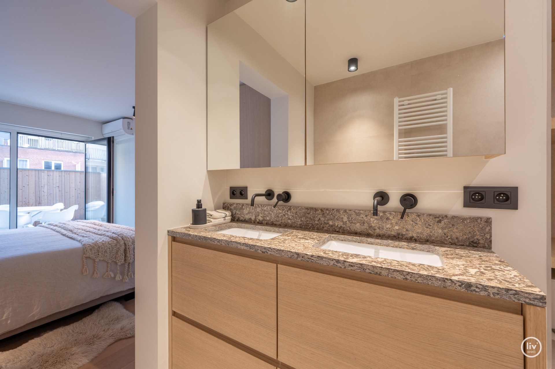 Prachtig ruim 2 slaapkamerappartement met mooie gevelbreedte en groot zonneterras op een topligging vlakbij de Dumortierlaan te Knokke. Garage mogelijk in het gebouw. 