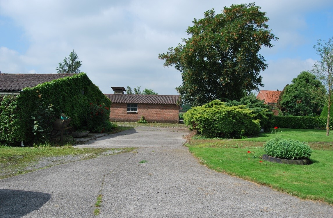 Te renoveren hoeve met stallingen op 9.333m² (+ev. 5ha) te Deinze 