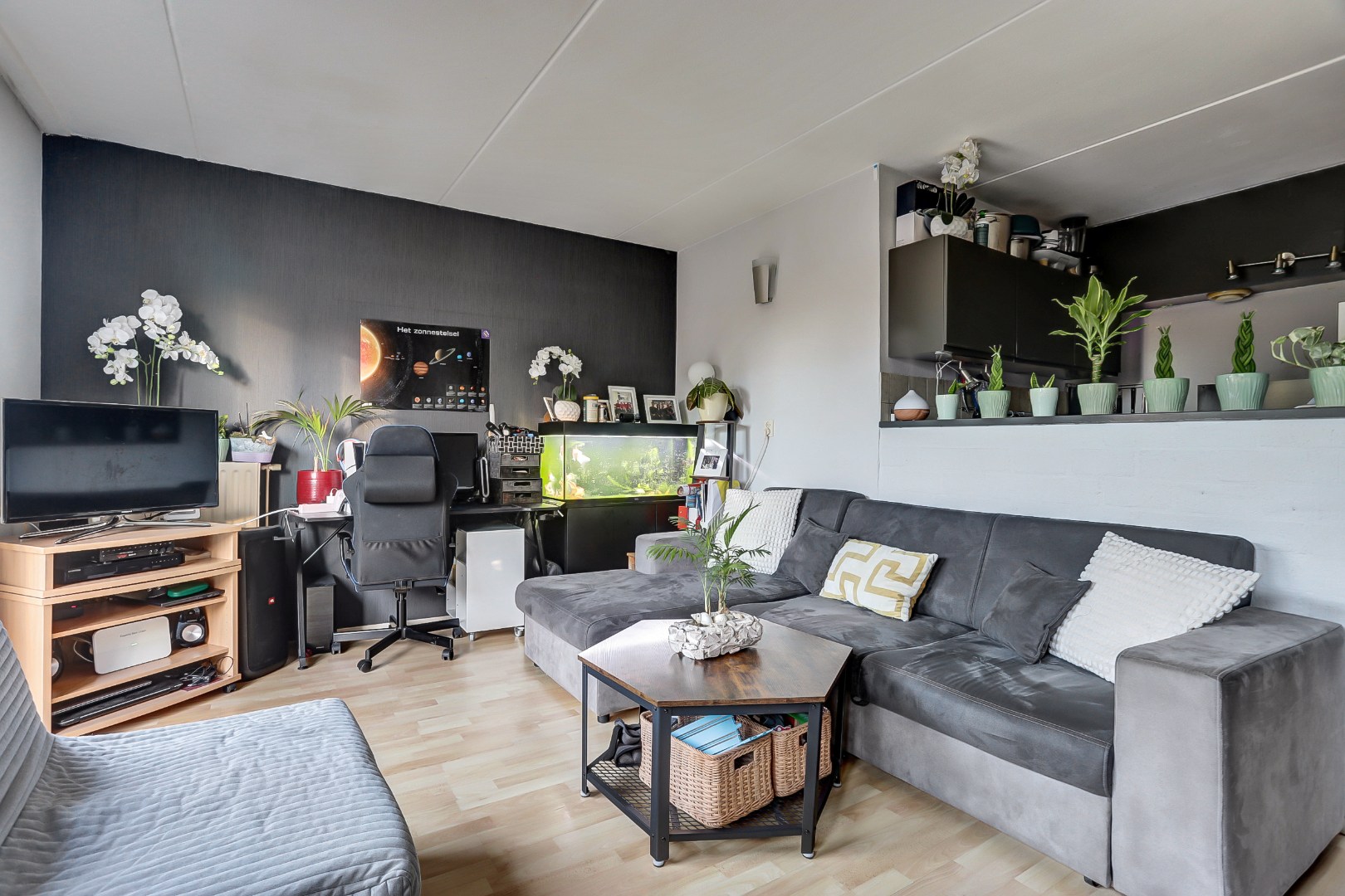 Een fijne benedenwoning op een toplocatie, perfect voor starters die hun woonwensen willen realiseren. Kom kijken en laat u verrassen! 
