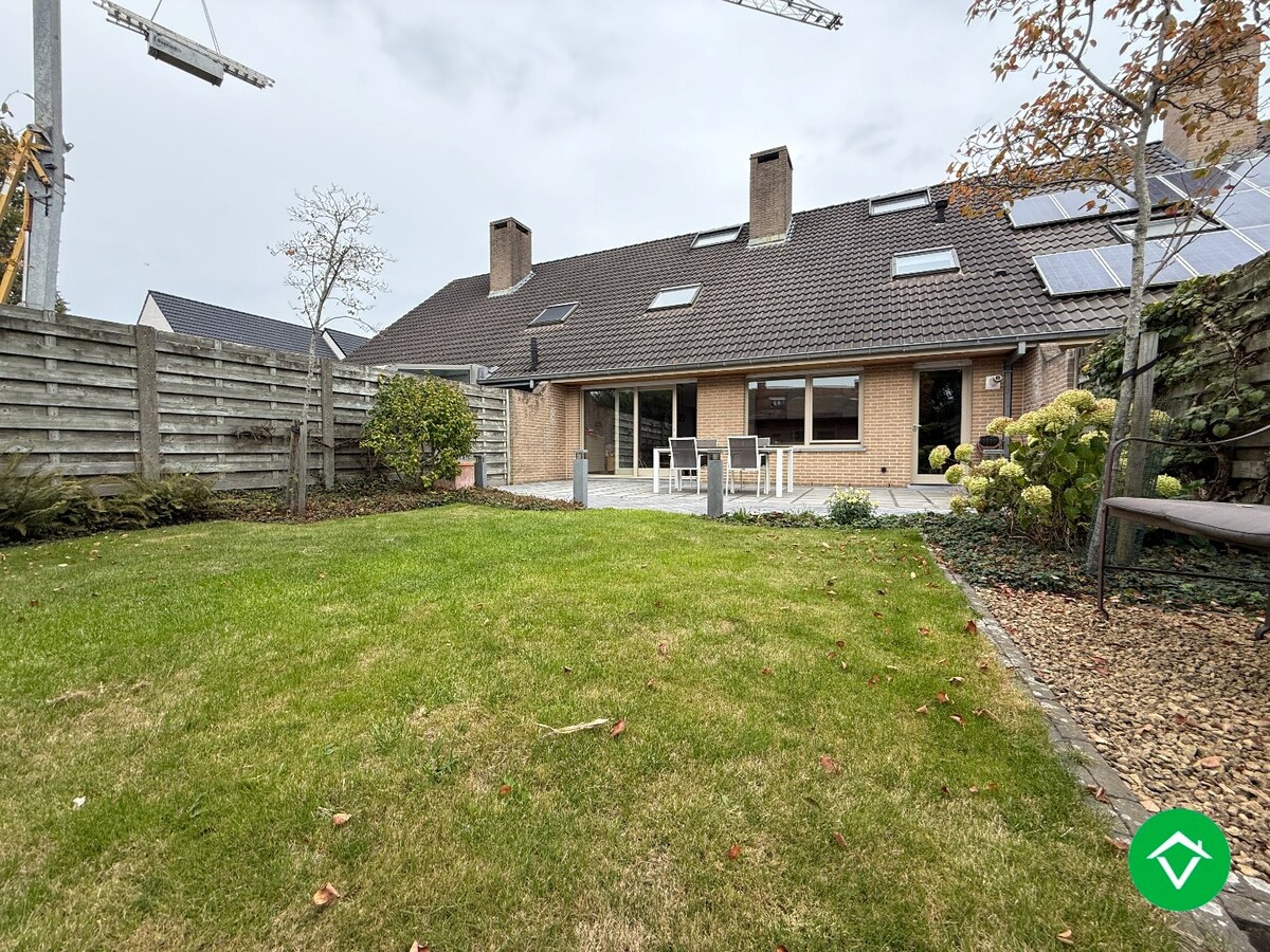 Prachtige rijwoning met 3 slaapkamers, tuin en garage te Roeselare 