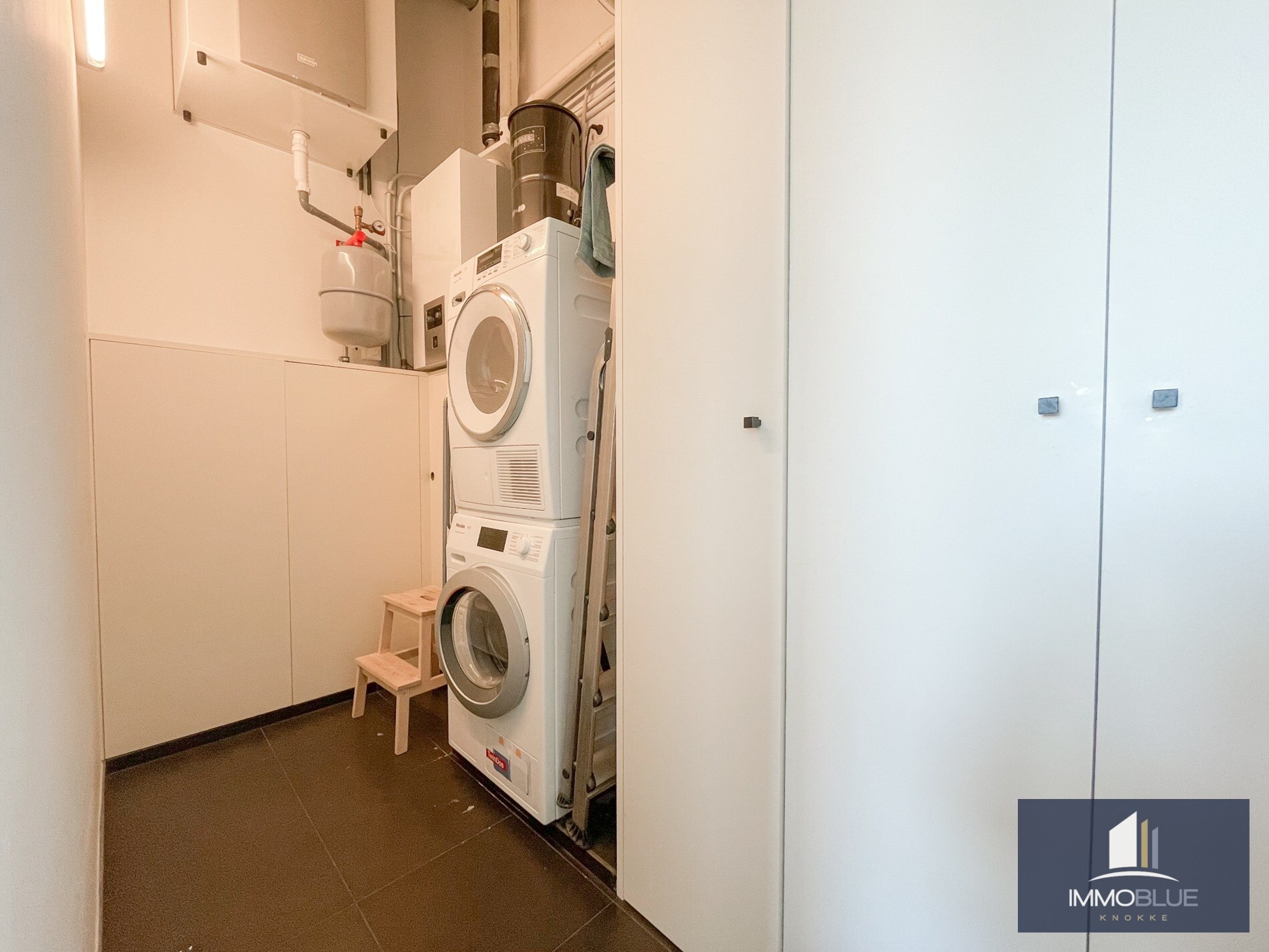 Uitzonderlijk, luxueus afgewerkt hoekappartement met frontaal zeezicht. 