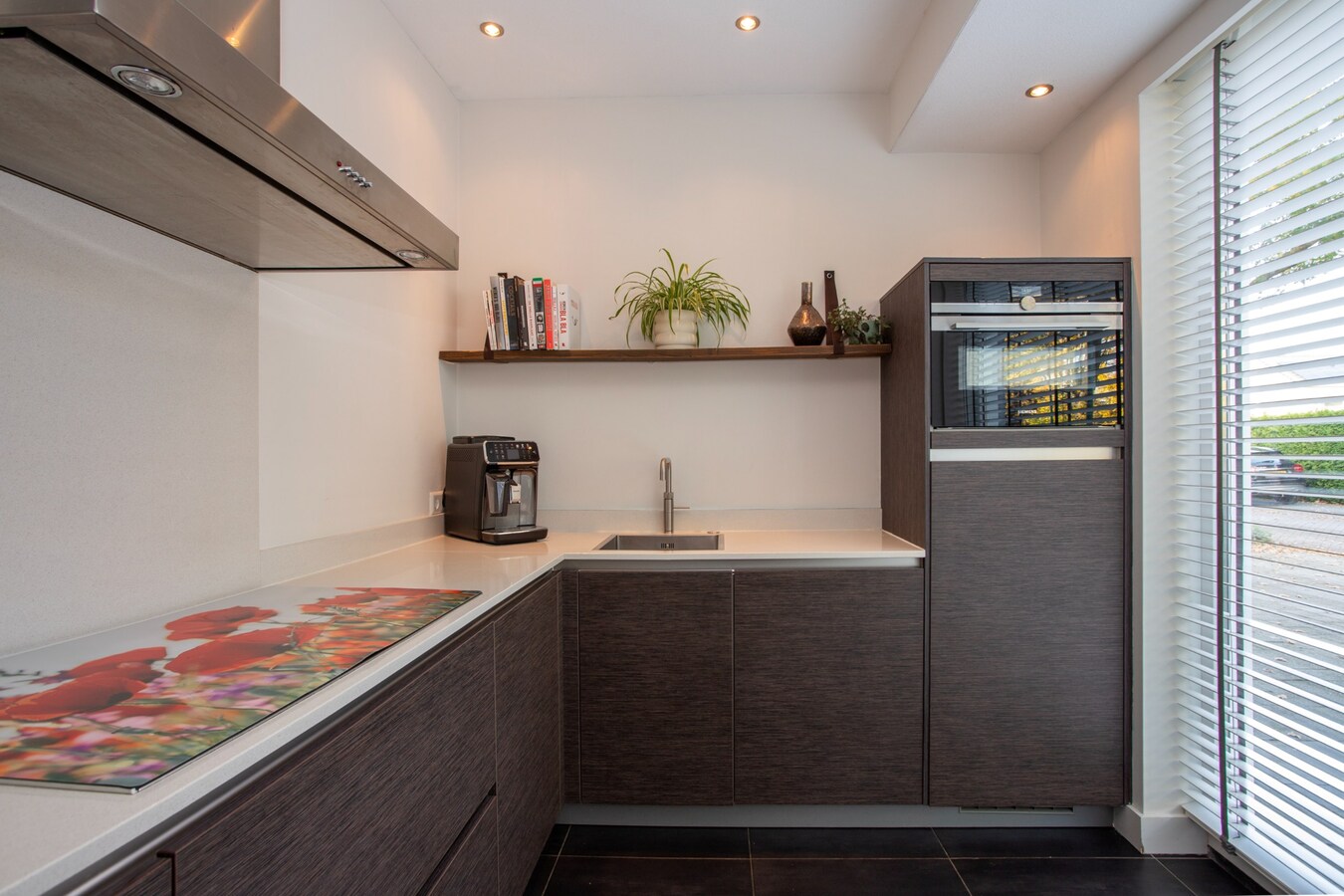 Zeer ruime hoekwoning met volop leefruimte en groen uitzicht in kindvriendelijke wijk! 