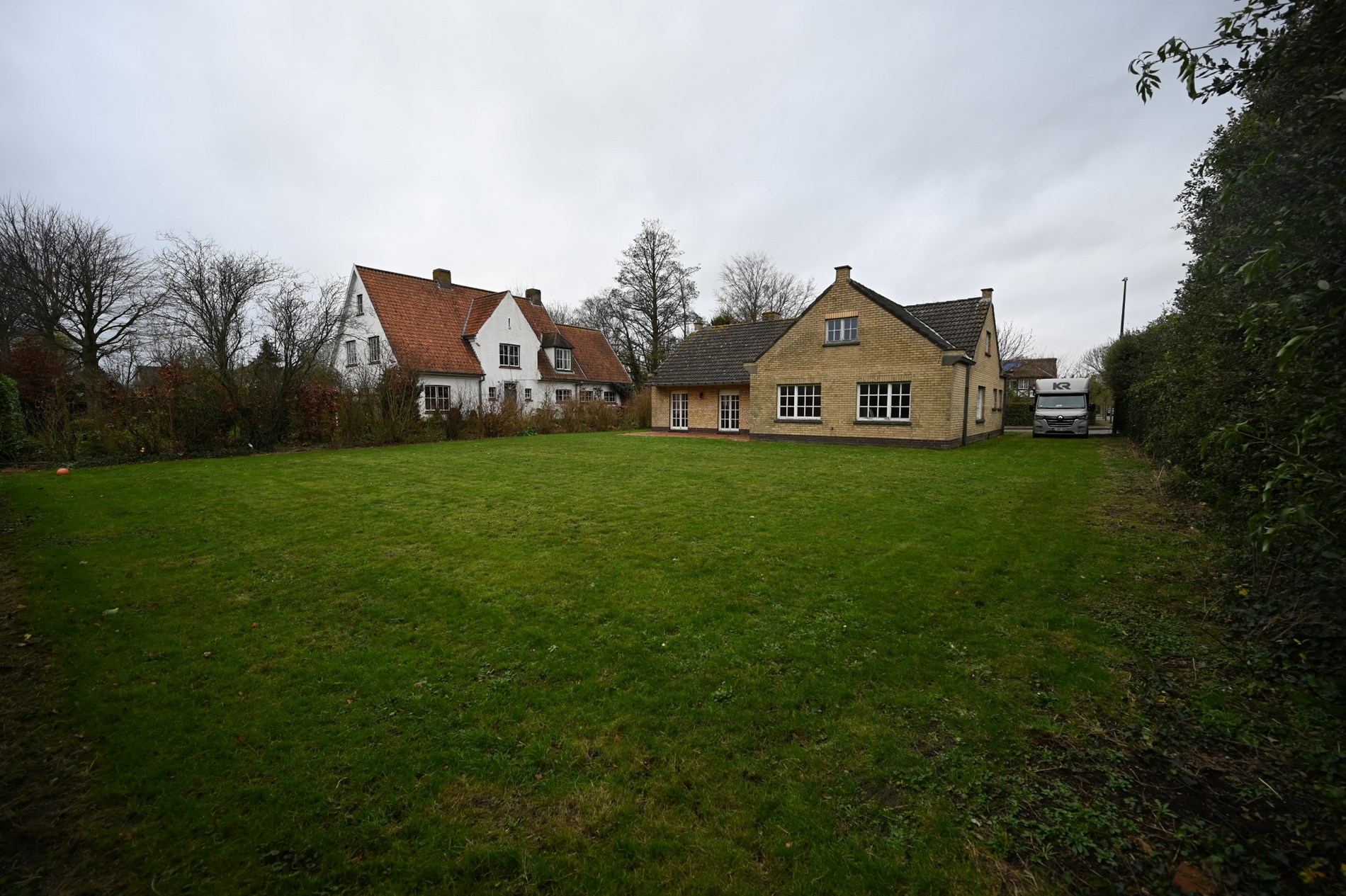 Villa paisiblement située sur un magnifique terrain de 937 m² dans un quartier résidentiel proche des routes d'accès et à quelques minutes en voiture du centre de Knokke et du Zoute. 