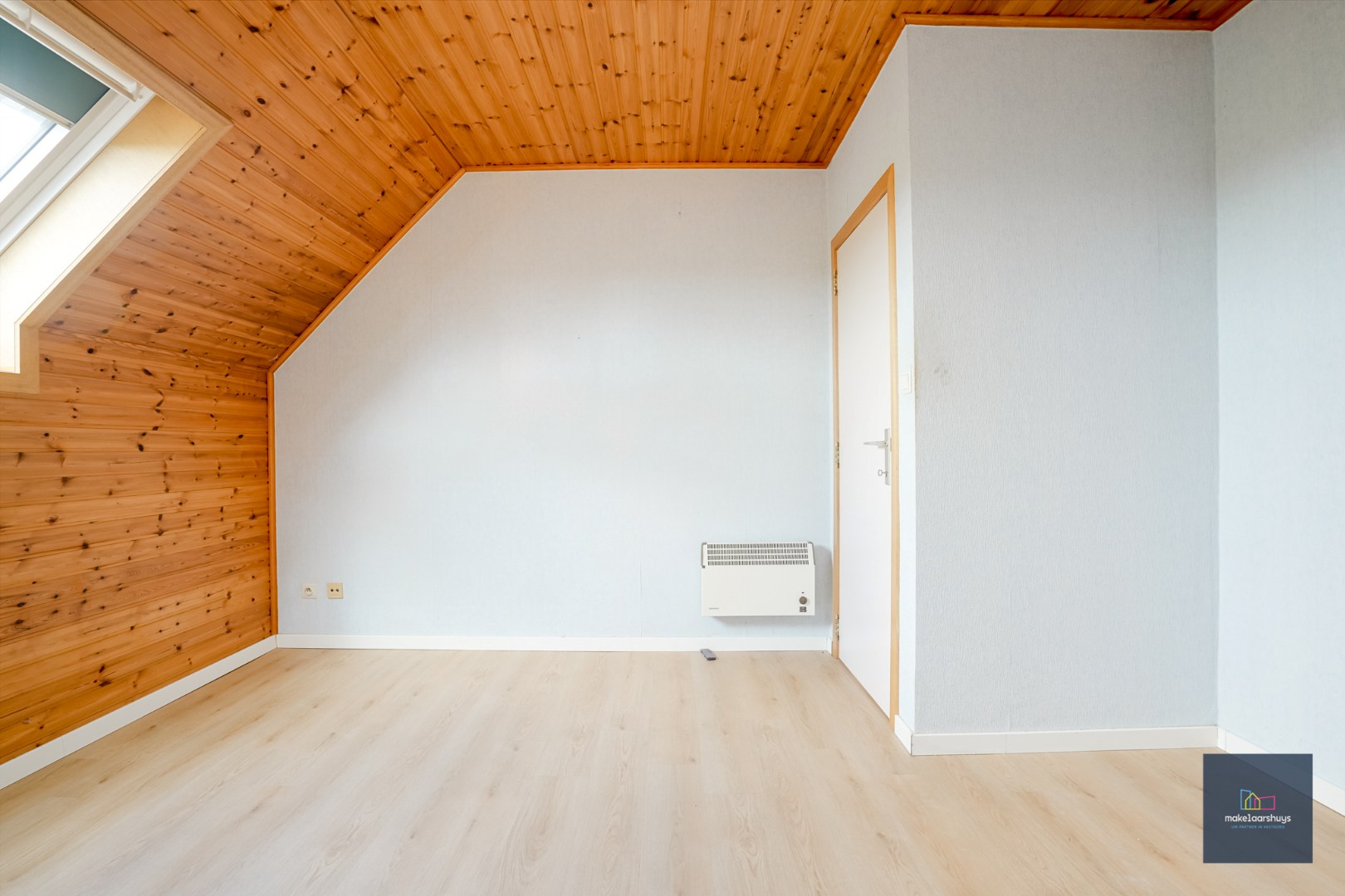 Verzorgde woning in rij met tuin en dubbele garage 