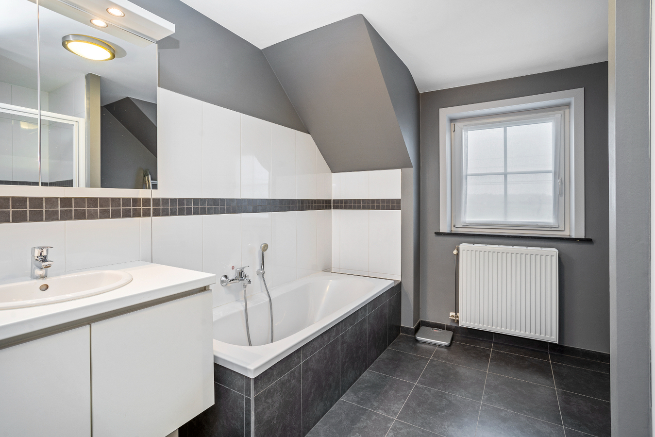 Uitstekend gelegen, energiezuinige woning met 3 slaapkamers en garage 