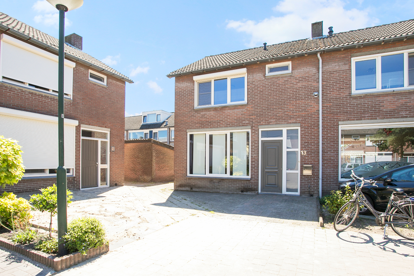 Instapklare eindwoning met 3 slaapkamers en grote zolderverdieping, berging en zonnige achtertuin. 