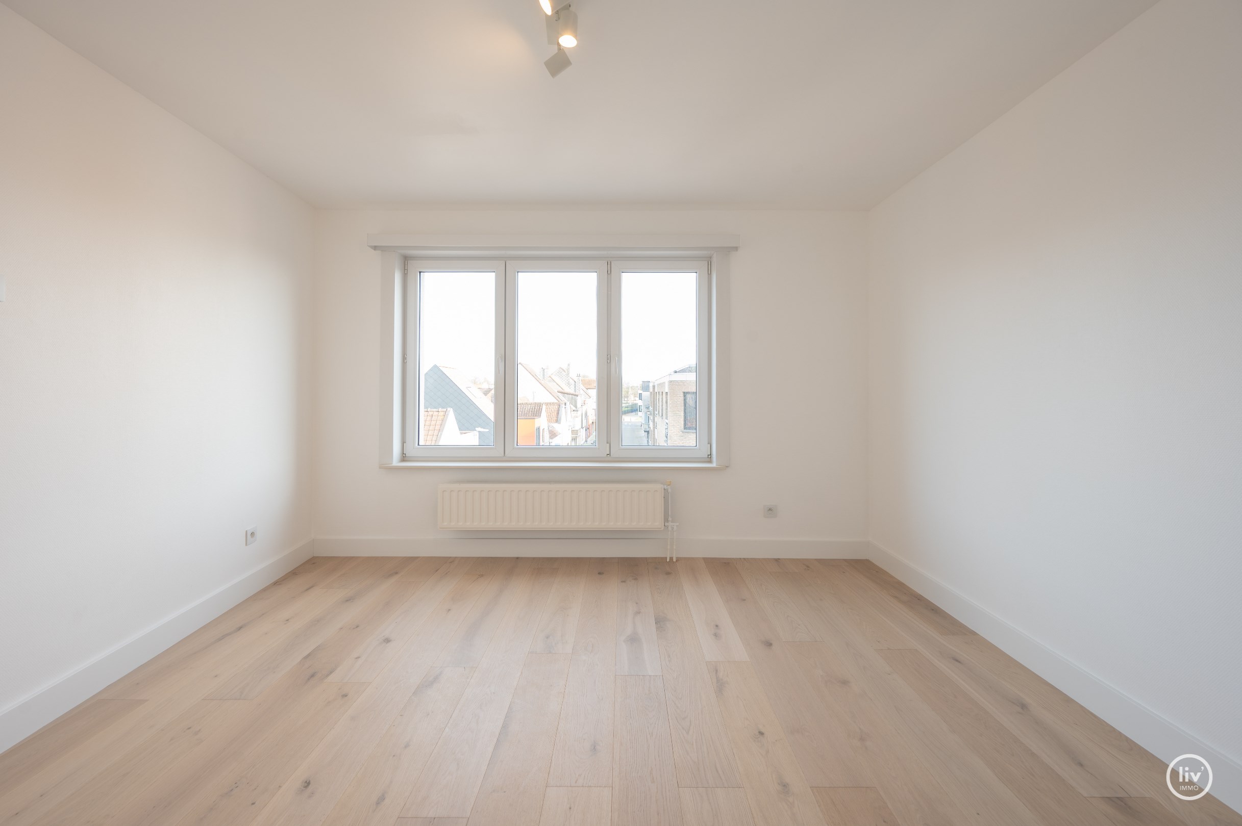 Ruim hoekappartement gelegen nabij de Lippenslaan, het station en Duinenwater. 