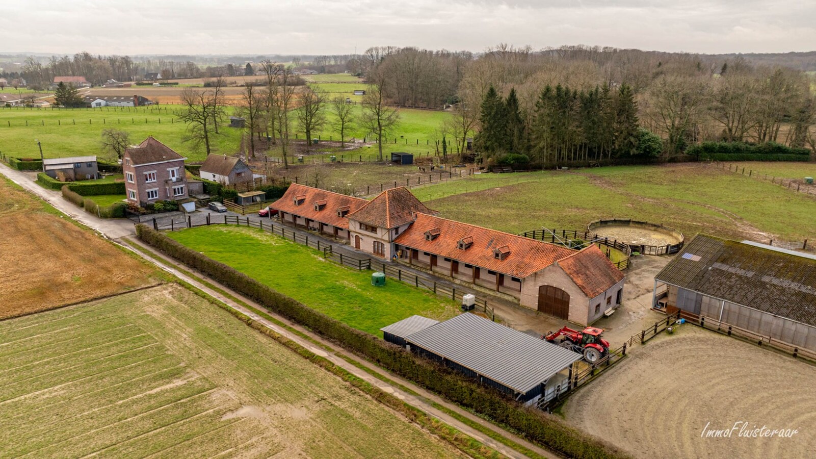 Magnifique complexe équestre avec maison d'entreprise, environ 33 écuries et une piste intérieure sur plus de 5,6 hectares à Bever (Brabant flamand). 
