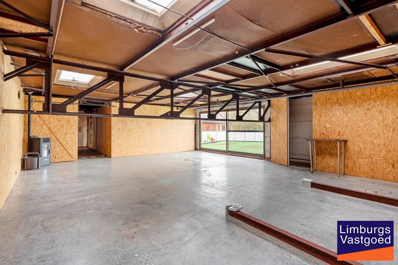 Bedrijfsgebouw met kantoren, magazijnen en woonst - groot 2580 m² 