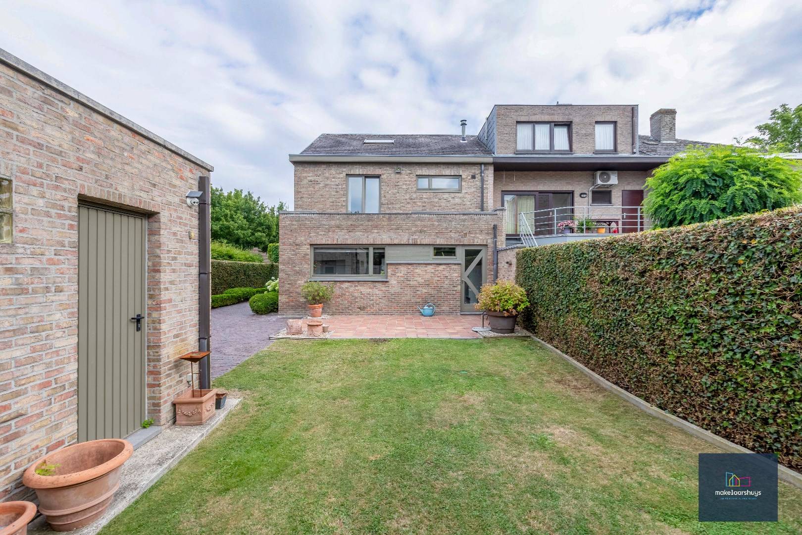 Stijlvolle HOB met 4 slpkamers, bureau en dubbele garage. 