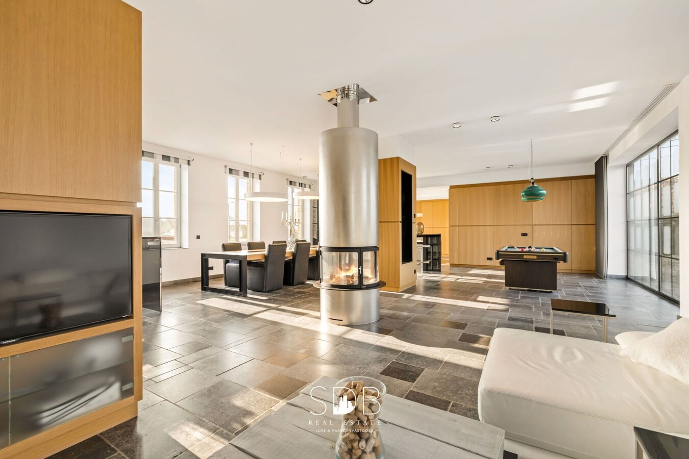 Prachtige villa in hoevestijl met bijgebouwen op 3.973m² 